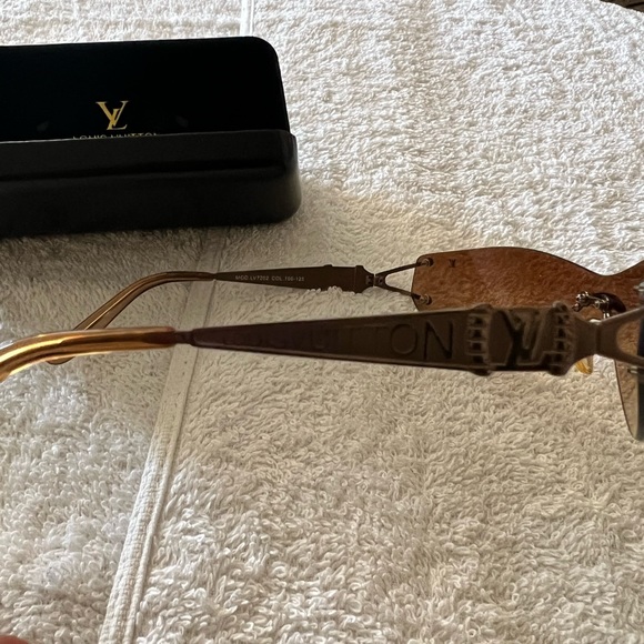LOUIS VUITTON RARE PAIR OF AUTHENTIC SIGNATURE SUNGLASSES MOD LV COL. 166- 125 main image 6